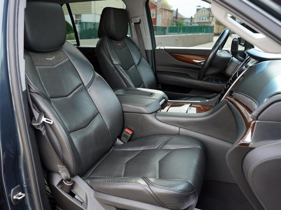 2019 Cadillac Escalade Luxury photo