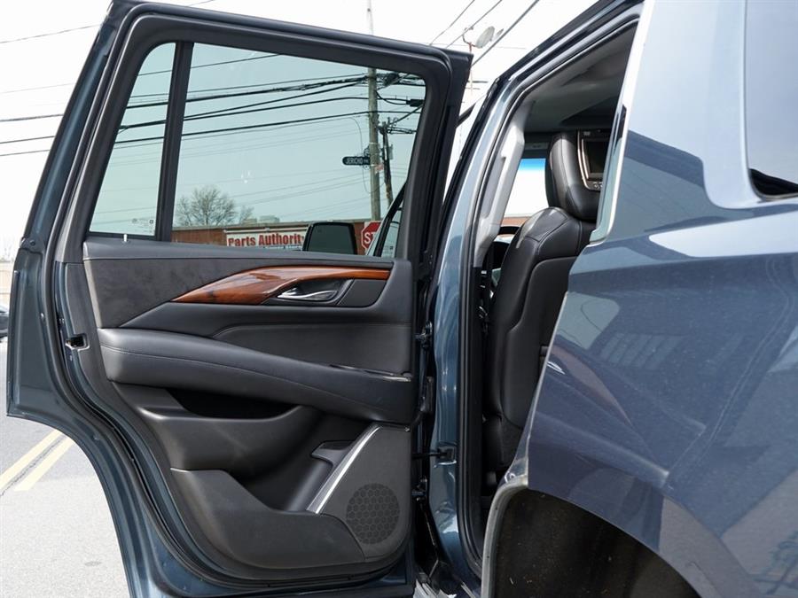 2019 Cadillac Escalade Luxury photo