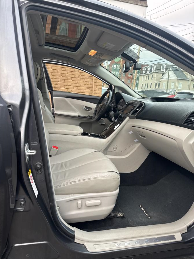 2013 Toyota Venza LE photo