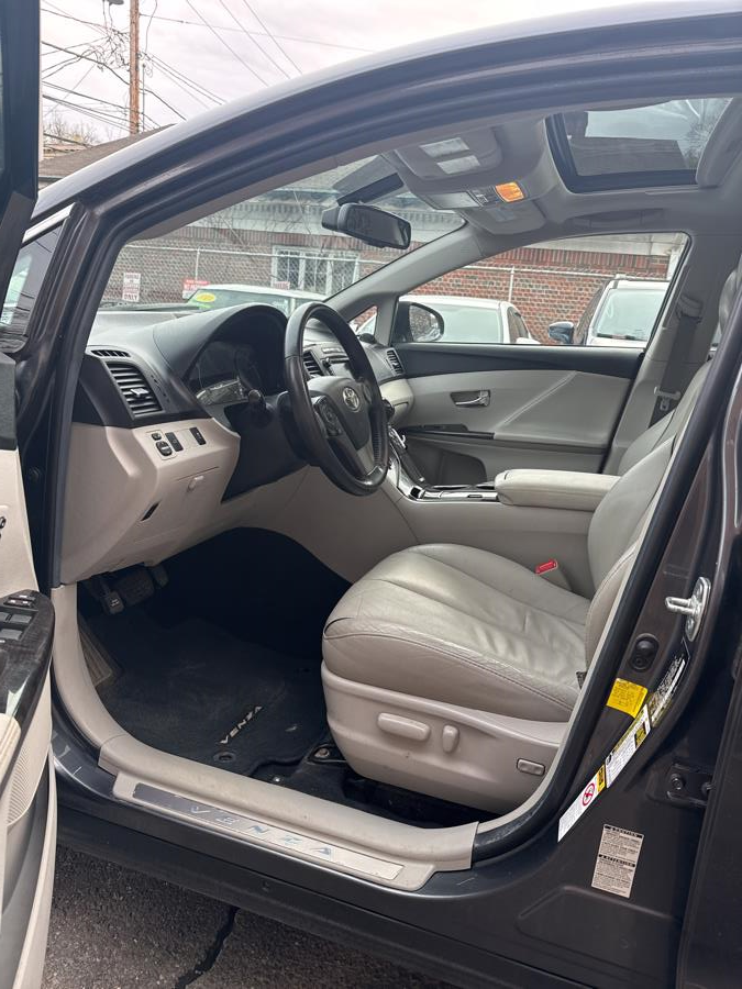 2013 Toyota Venza LE photo