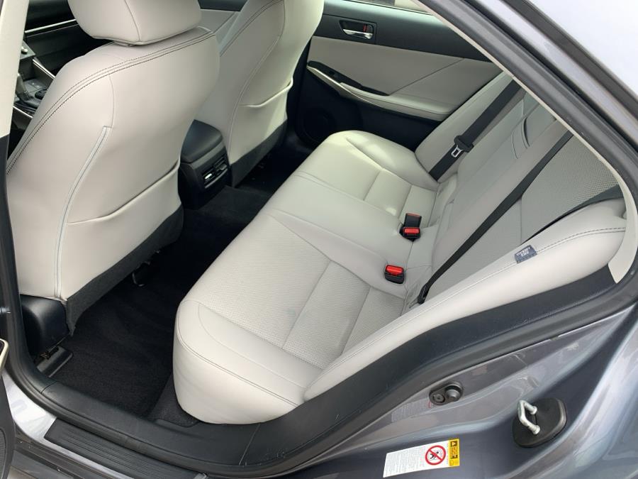 2016 Lexus IS 300 photo