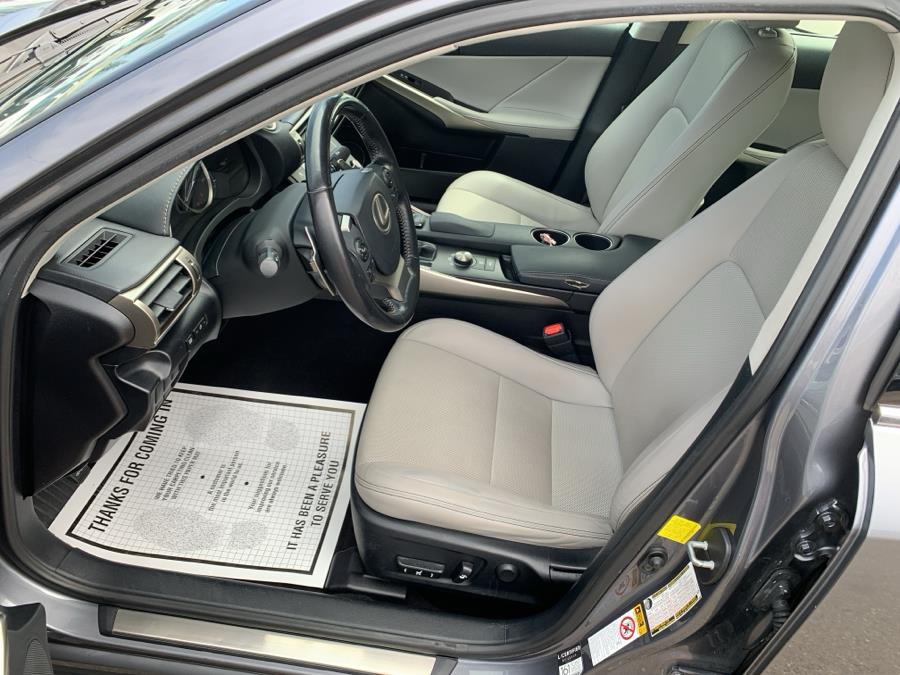 2016 Lexus IS 300 photo