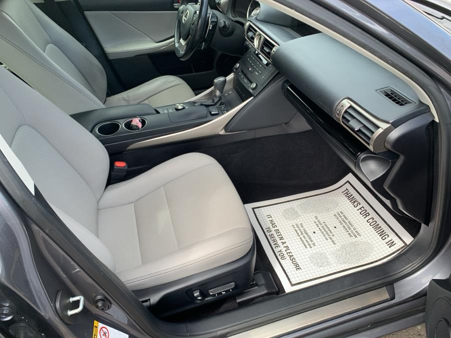 2016 Lexus IS 300 photo
