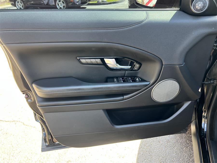 2019 Land Rover Range Rover Evoque 5 Door SE Premium photo