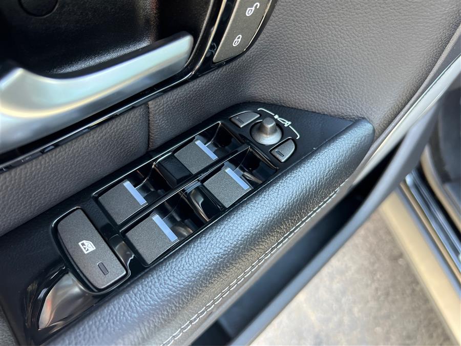 2019 Land Rover Range Rover Evoque 5 Door SE Premium photo