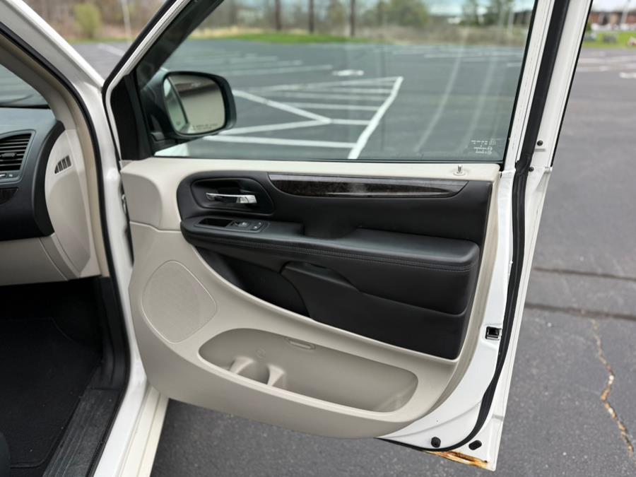 2013 Dodge Grand Caravan Crew photo
