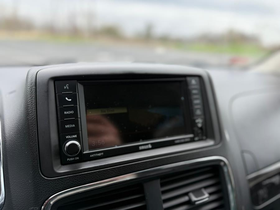 2013 Dodge Grand Caravan Crew photo