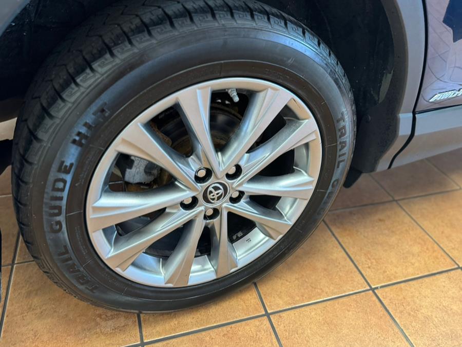 2017 Toyota RAV4 Hybrid Limited AWD (Natl) photo