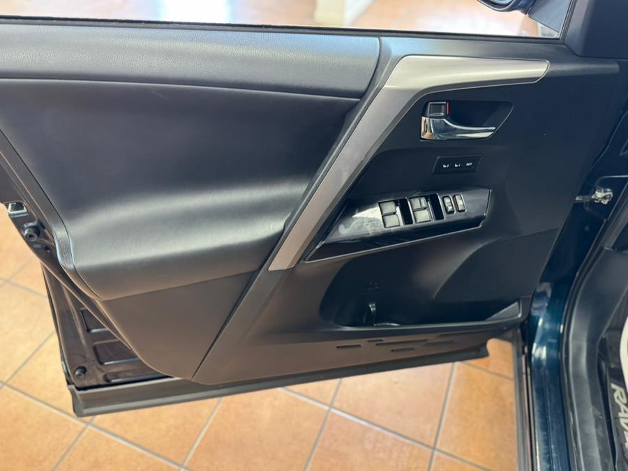 2017 Toyota RAV4 Hybrid Limited AWD (Natl) photo