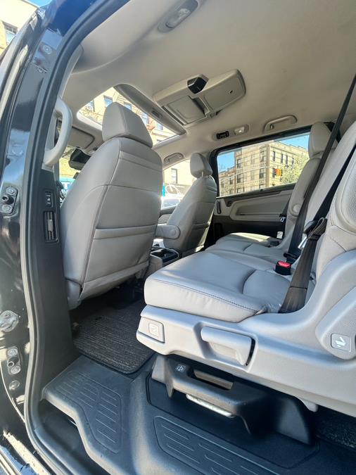 2022 Honda Odyssey Touring Auto photo