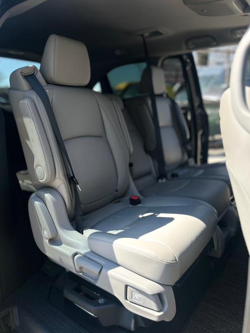 2022 Honda Odyssey Touring Auto photo