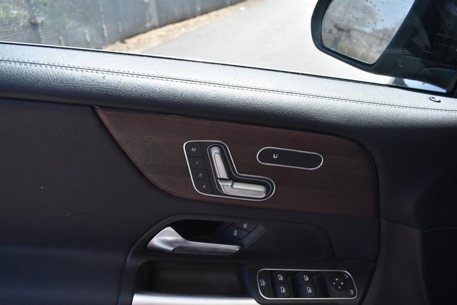 2020 Mercedes-Benz GLB GLB 250 photo