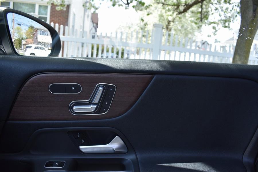 2020 Mercedes-Benz GLB GLB 250 photo