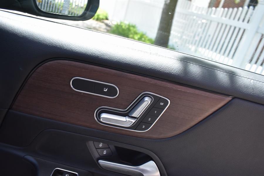 2020 Mercedes-Benz GLB GLB 250 photo