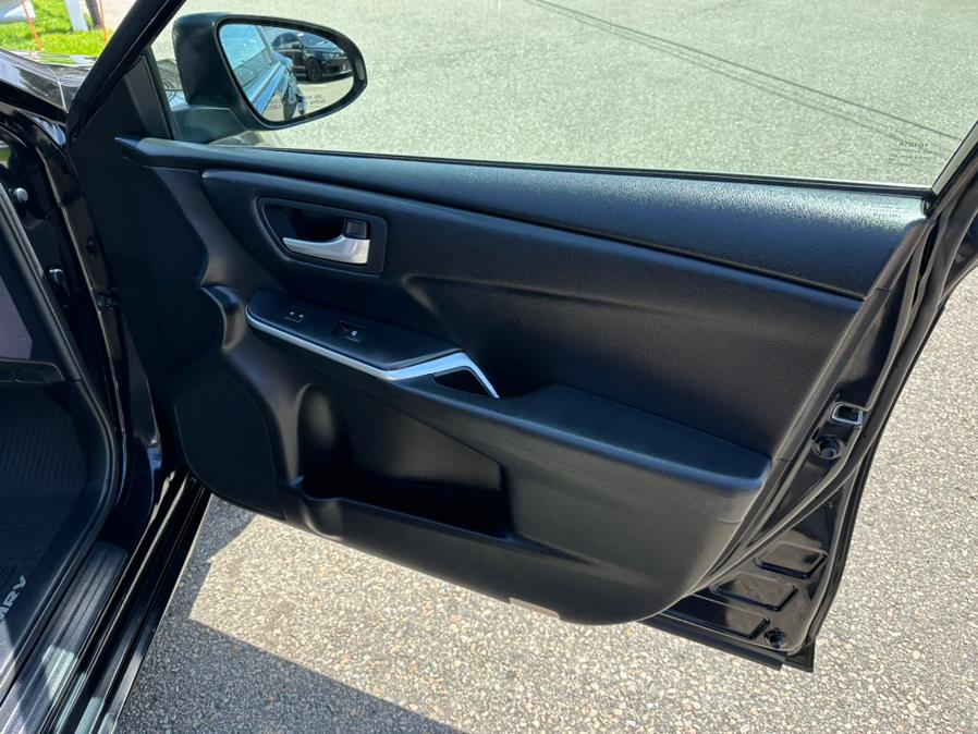 2017 Toyota Camry LE Auto (Natl) photo