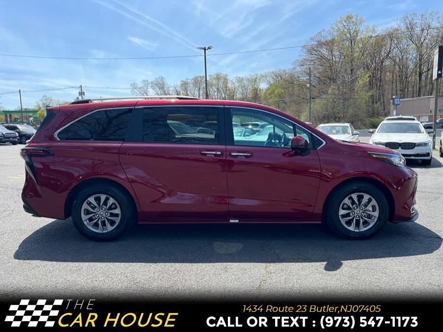 2023 Toyota Sienna XLE FWD 8-Passenger (Natl) photo