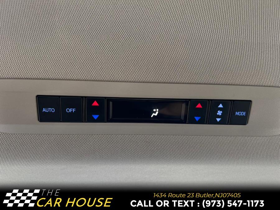 2023 Toyota Sienna XLE FWD 8-Passenger (Natl) photo