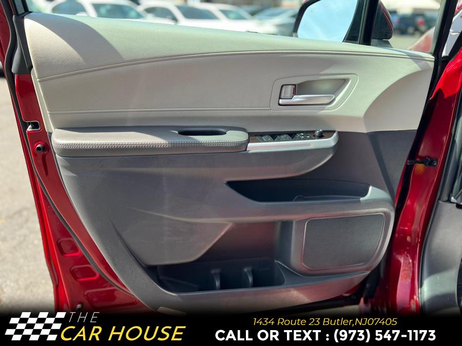 2023 Toyota Sienna XLE FWD 8-Passenger (Natl) photo