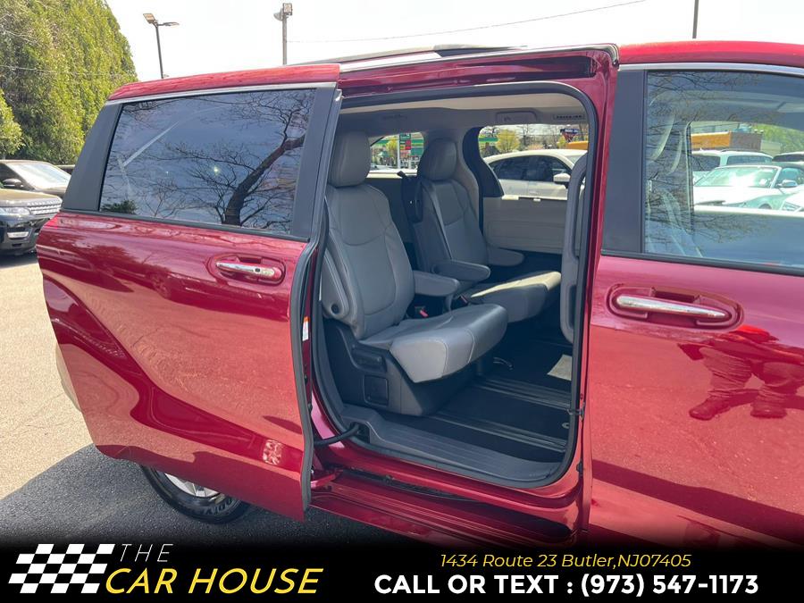 2023 Toyota Sienna XLE FWD 8-Passenger (Natl) photo
