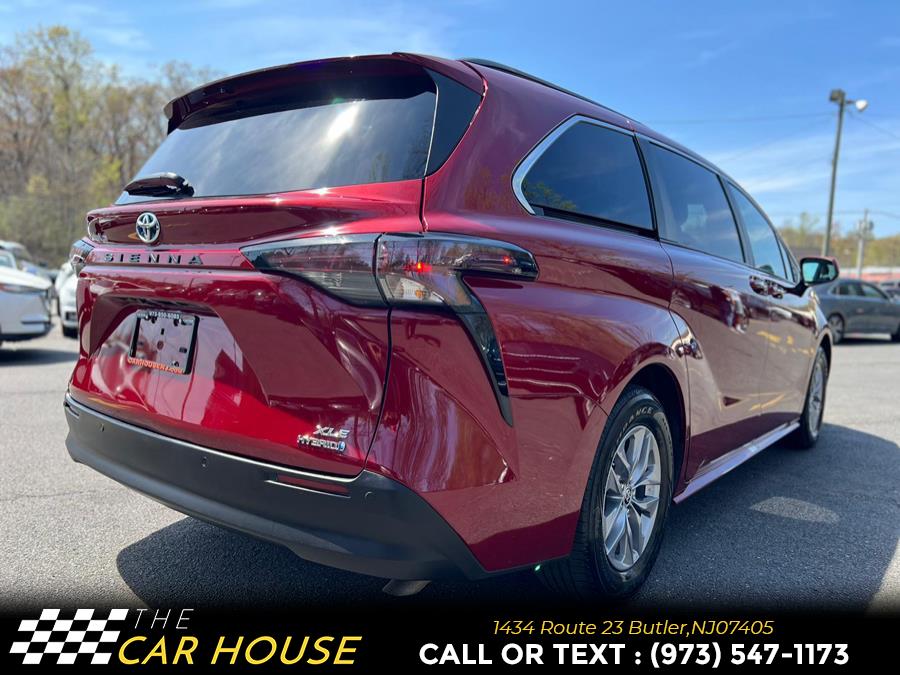 2023 Toyota Sienna XLE FWD 8-Passenger (Natl) photo