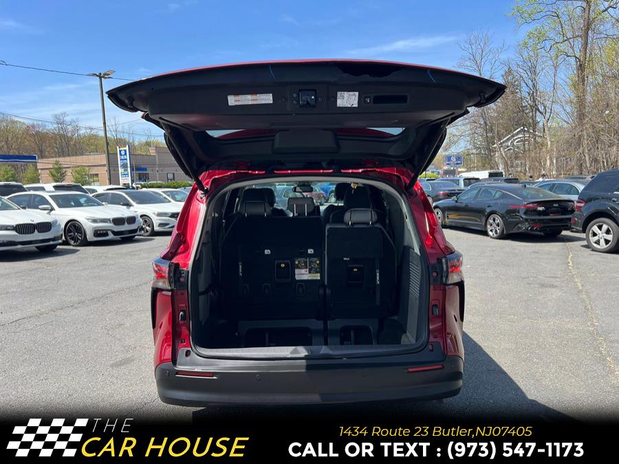 2023 Toyota Sienna XLE FWD 8-Passenger (Natl) photo
