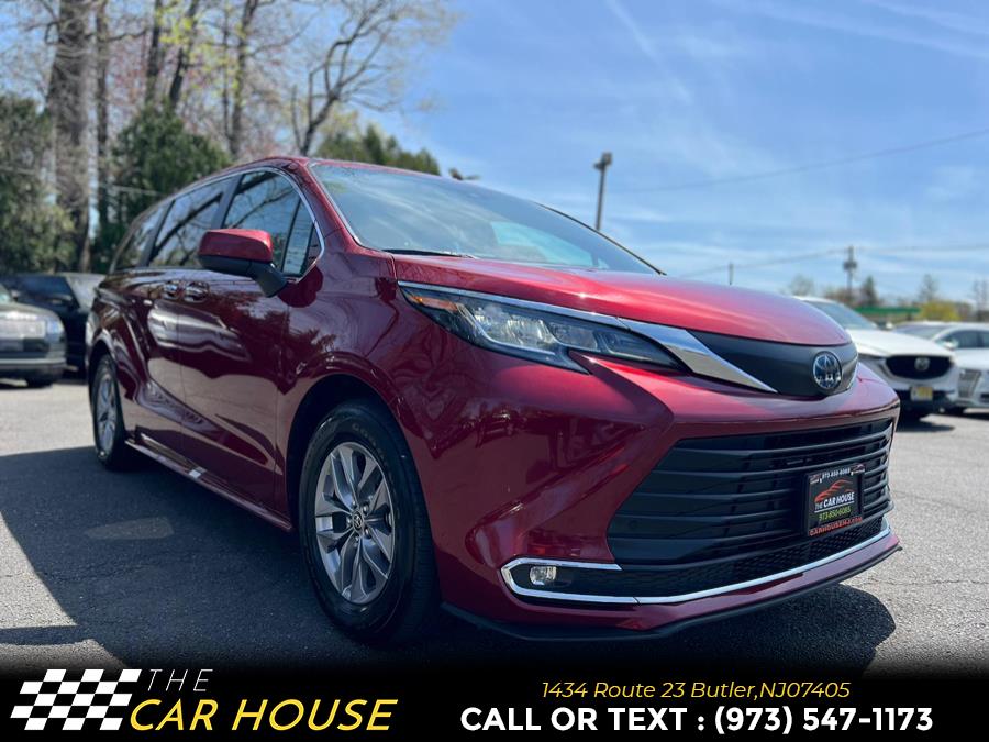 2023 Toyota Sienna XLE FWD 8-Passenger (Natl) photo
