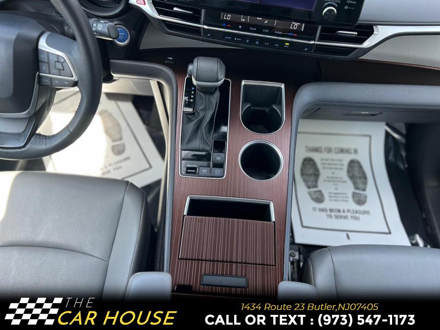2023 Toyota Sienna XLE FWD 8-Passenger (Natl) photo