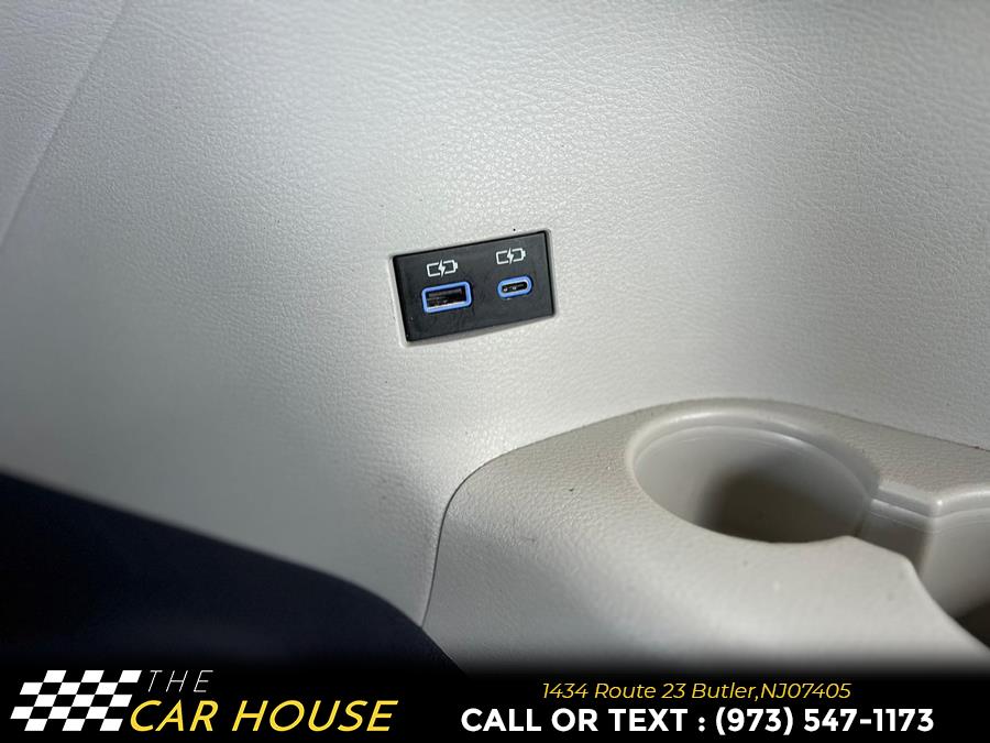 2023 Toyota Sienna XLE FWD 8-Passenger (Natl) photo