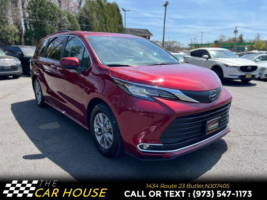 2023 Toyota Sienna XLE FWD 8-Passenger (Natl) photo