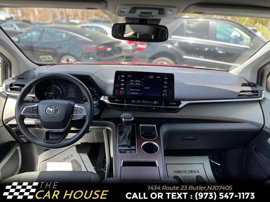 2023 Toyota Sienna XLE FWD 8-Passenger (Natl) photo
