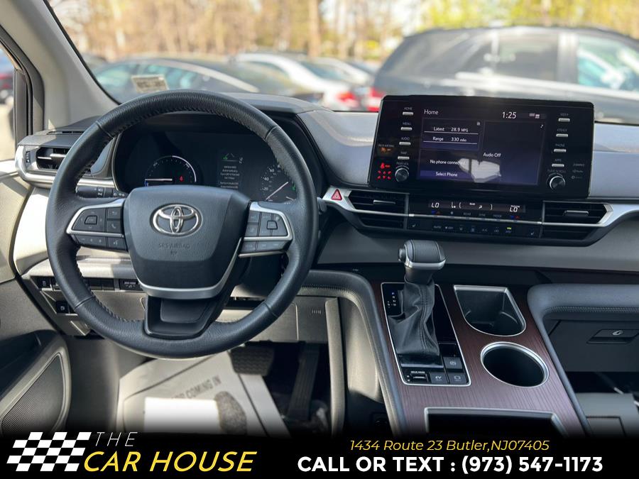 2023 Toyota Sienna XLE FWD 8-Passenger (Natl) photo