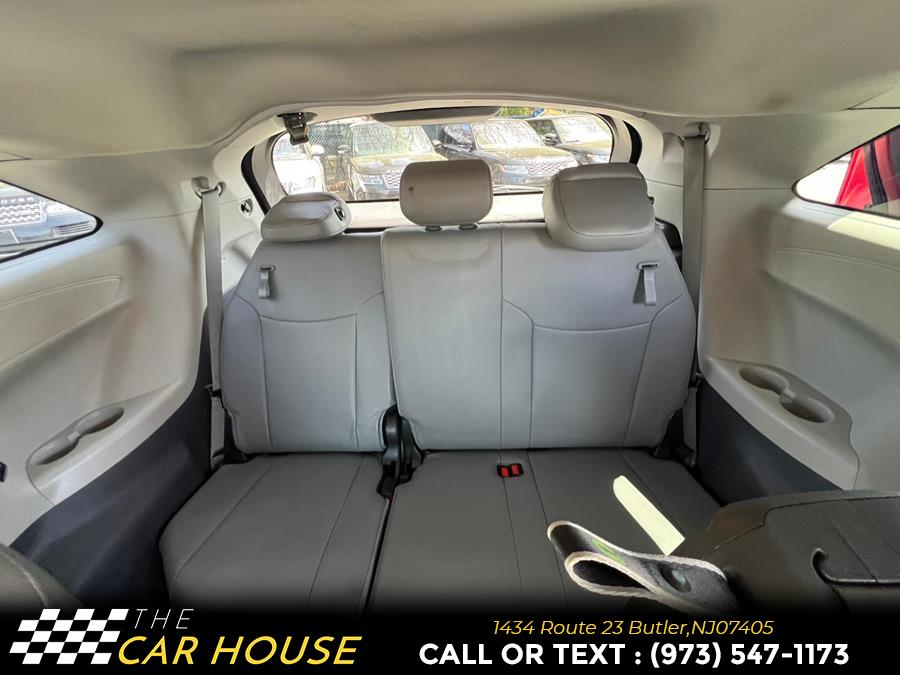 2023 Toyota Sienna XLE FWD 8-Passenger (Natl) photo