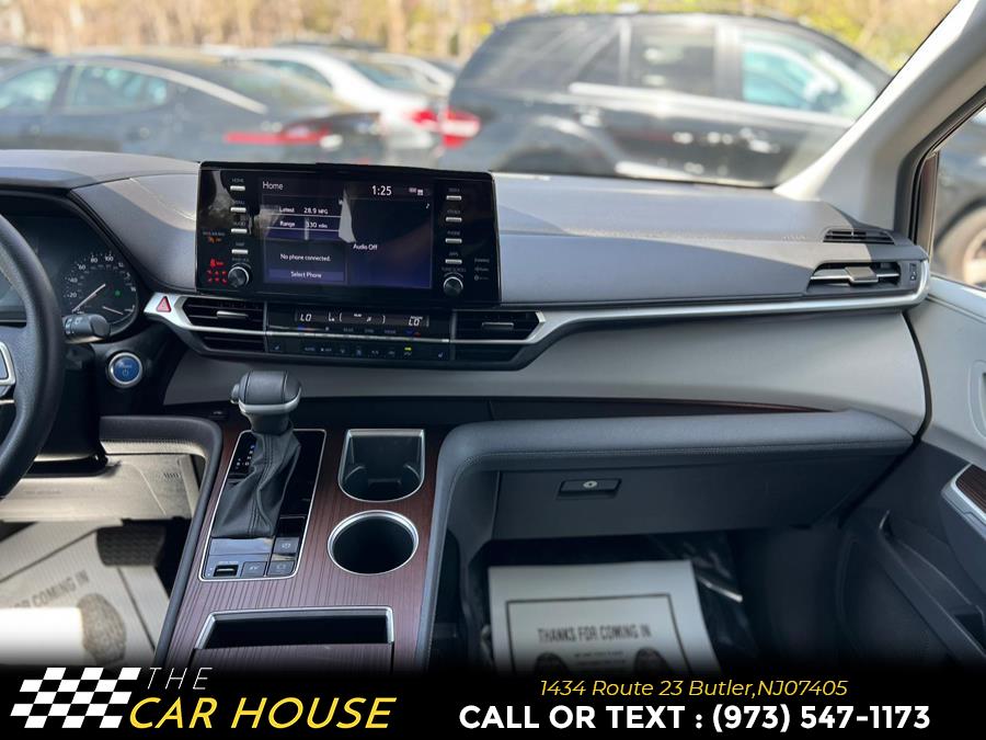 2023 Toyota Sienna XLE FWD 8-Passenger (Natl) photo
