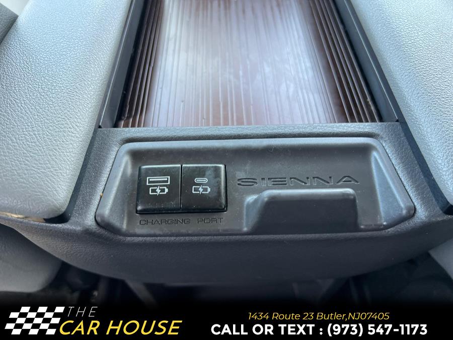 2023 Toyota Sienna XLE FWD 8-Passenger (Natl) photo