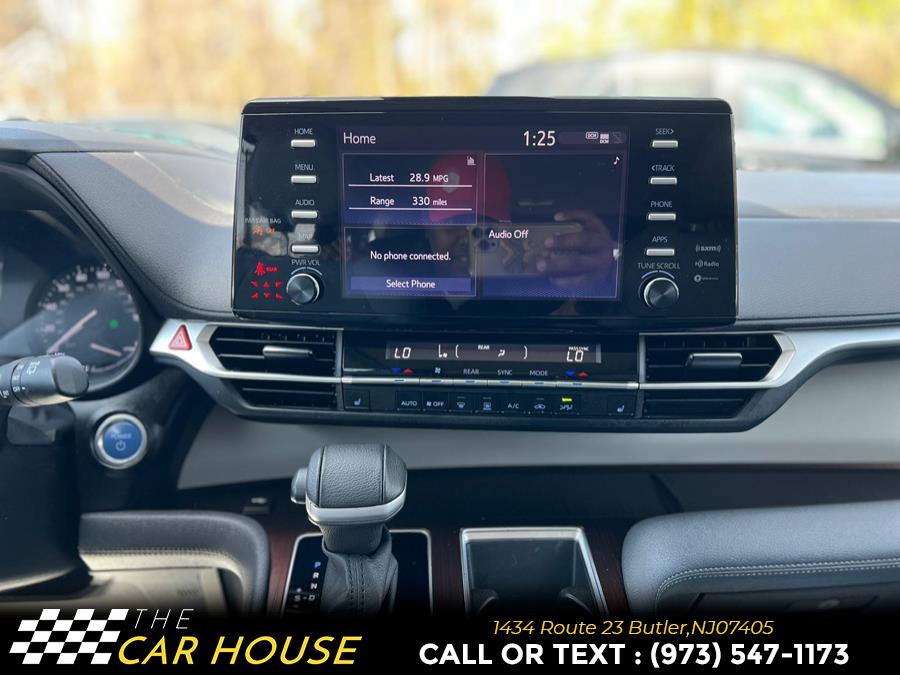 2023 Toyota Sienna XLE FWD 8-Passenger (Natl) photo