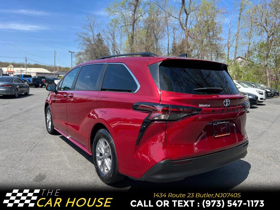 2023 Toyota Sienna XLE FWD 8-Passenger (Natl) photo
