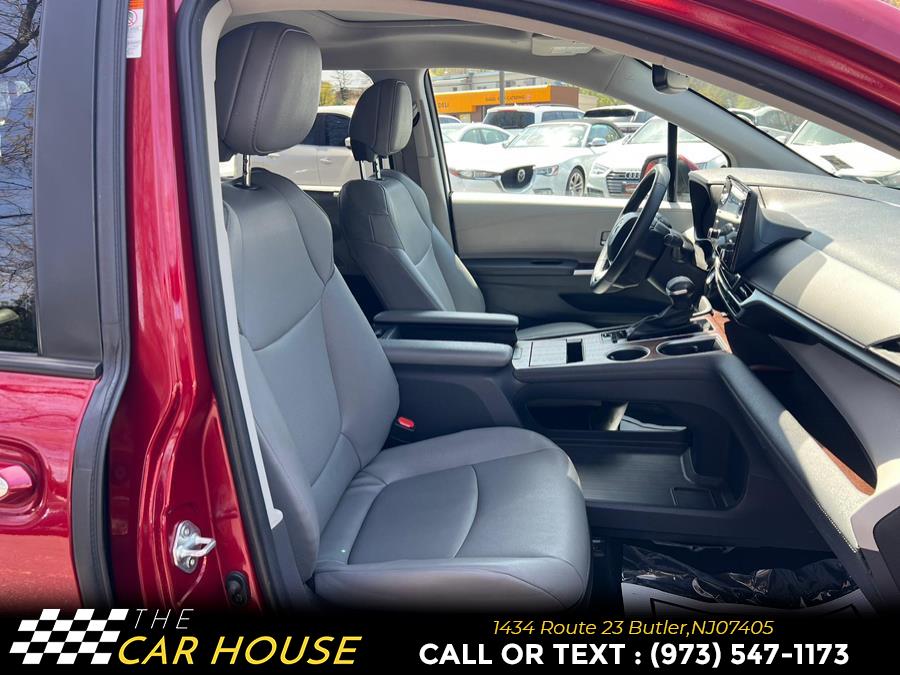 2023 Toyota Sienna XLE FWD 8-Passenger (Natl) photo