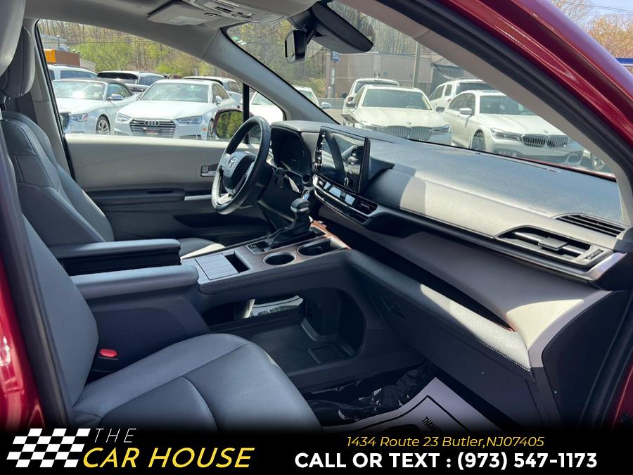 2023 Toyota Sienna XLE FWD 8-Passenger (Natl) photo