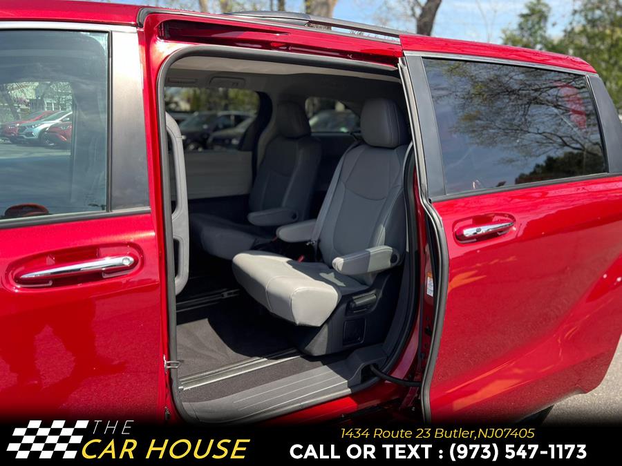 2023 Toyota Sienna XLE FWD 8-Passenger (Natl) photo