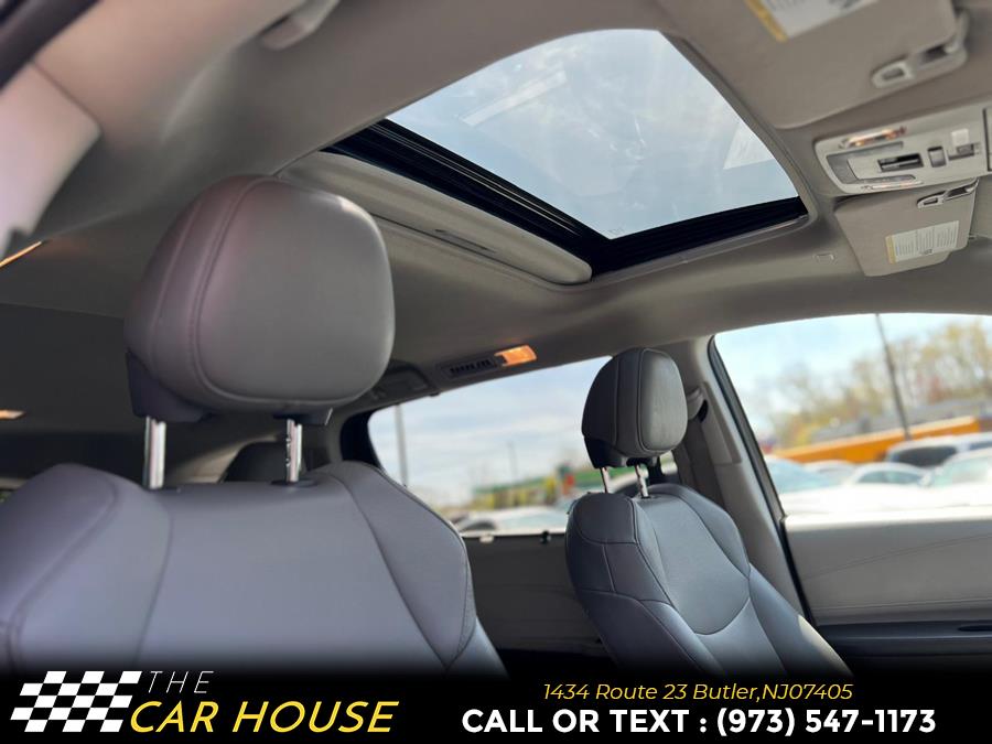 2023 Toyota Sienna XLE FWD 8-Passenger (Natl) photo