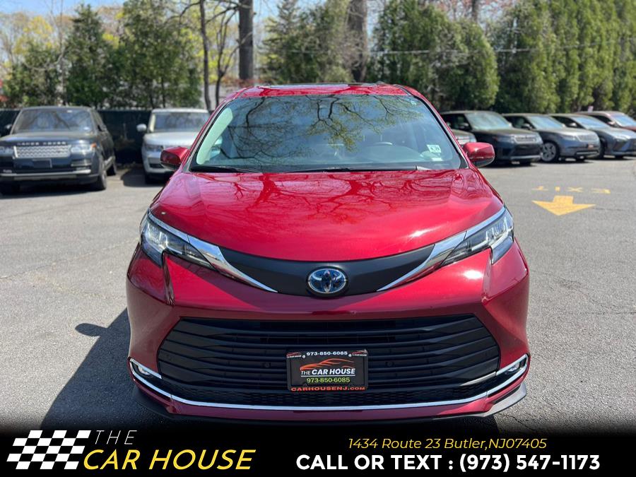 2023 Toyota Sienna XLE FWD 8-Passenger (Natl) photo