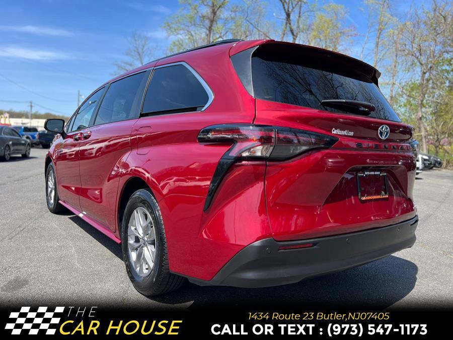 2023 Toyota Sienna XLE FWD 8-Passenger (Natl) photo