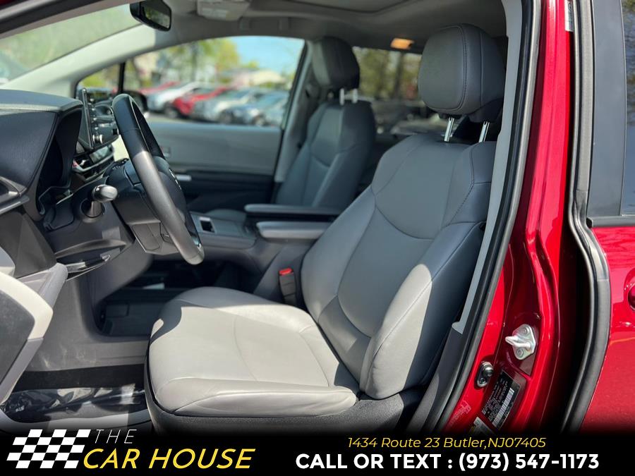 2023 Toyota Sienna XLE FWD 8-Passenger (Natl) photo