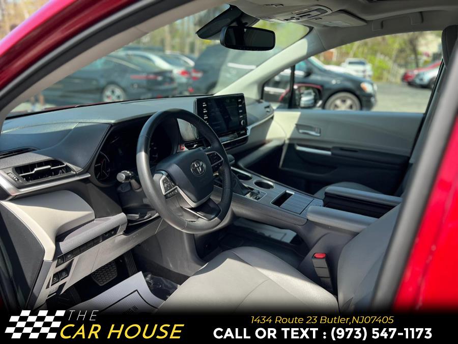 2023 Toyota Sienna XLE FWD 8-Passenger (Natl) photo