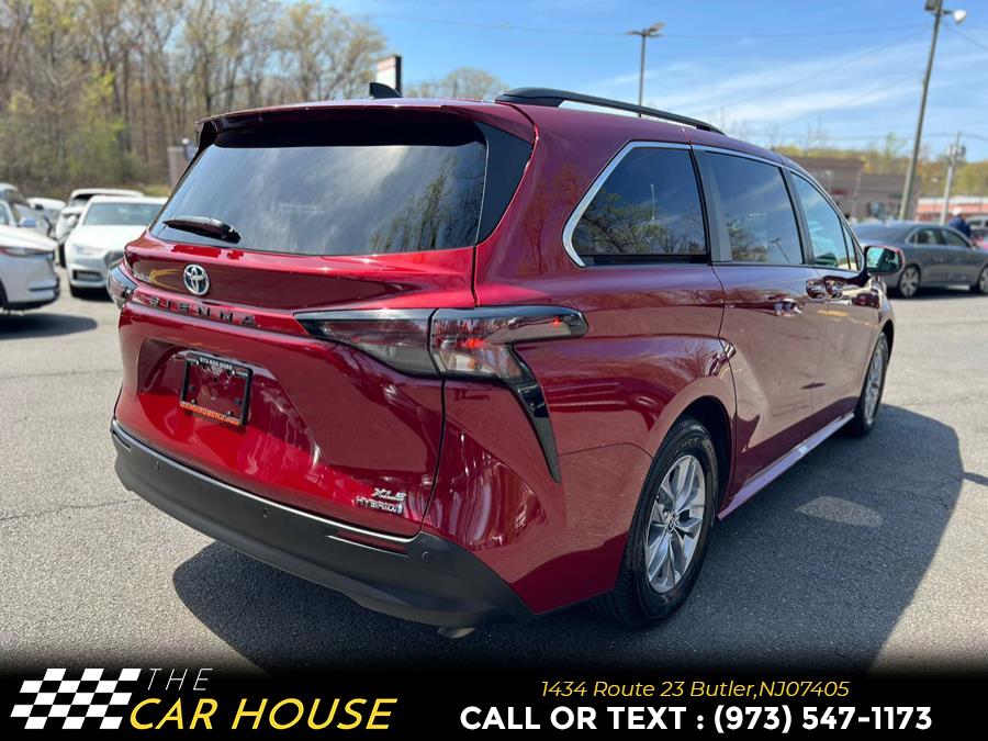 2023 Toyota Sienna XLE FWD 8-Passenger (Natl) photo
