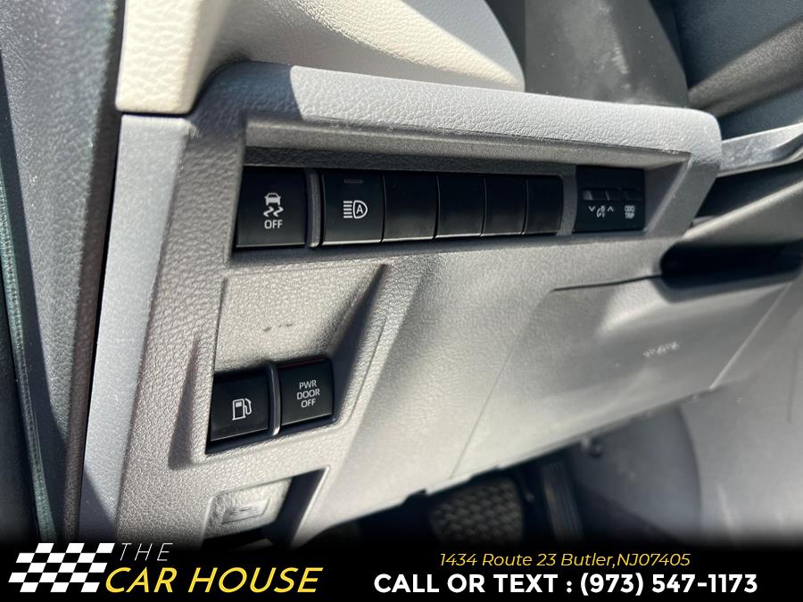 2023 Toyota Sienna XLE FWD 8-Passenger (Natl) photo