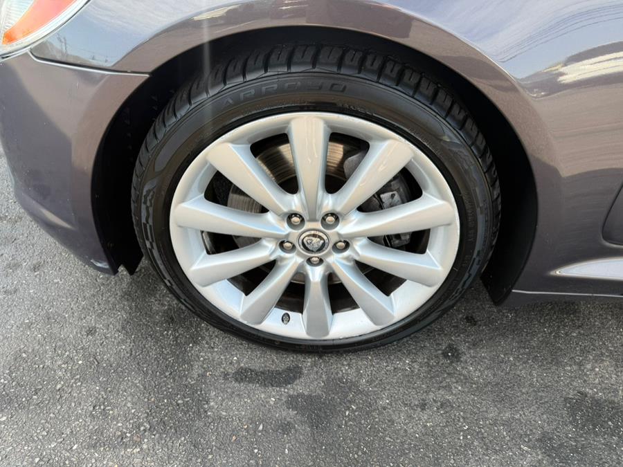 2010 Jaguar XF Premium Luxury photo