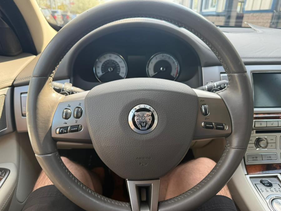 2010 Jaguar XF Premium Luxury photo