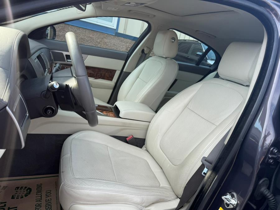 2010 Jaguar XF Premium Luxury photo