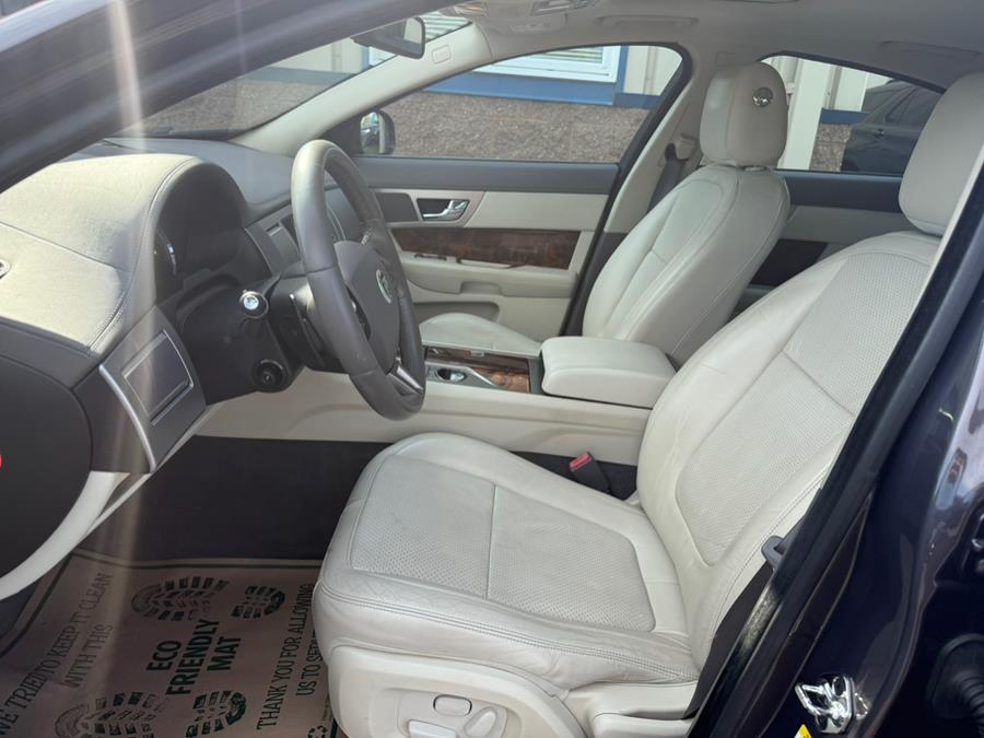 2010 Jaguar XF Premium Luxury photo